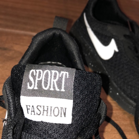 Black Nike - Picture 3 of 4